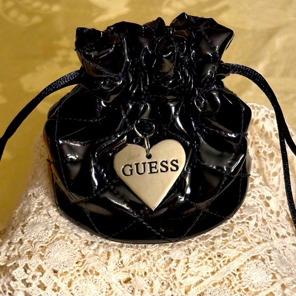 Adorable! GUESS Black Quilted Drawstring Pouch - Picture 1 of 10